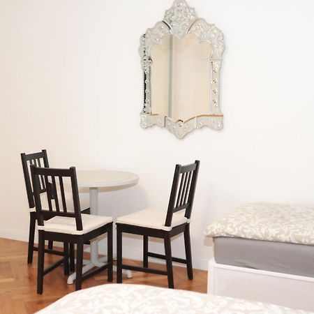 Appartamento At The Blue Lion & Parking Assistance Praga Esterno foto