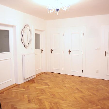Appartamento At The Blue Lion & Parking Assistance Praga Esterno foto