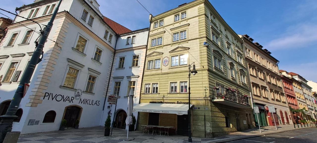 Appartamento At The Blue Lion & Parking Assistance Praga Esterno foto