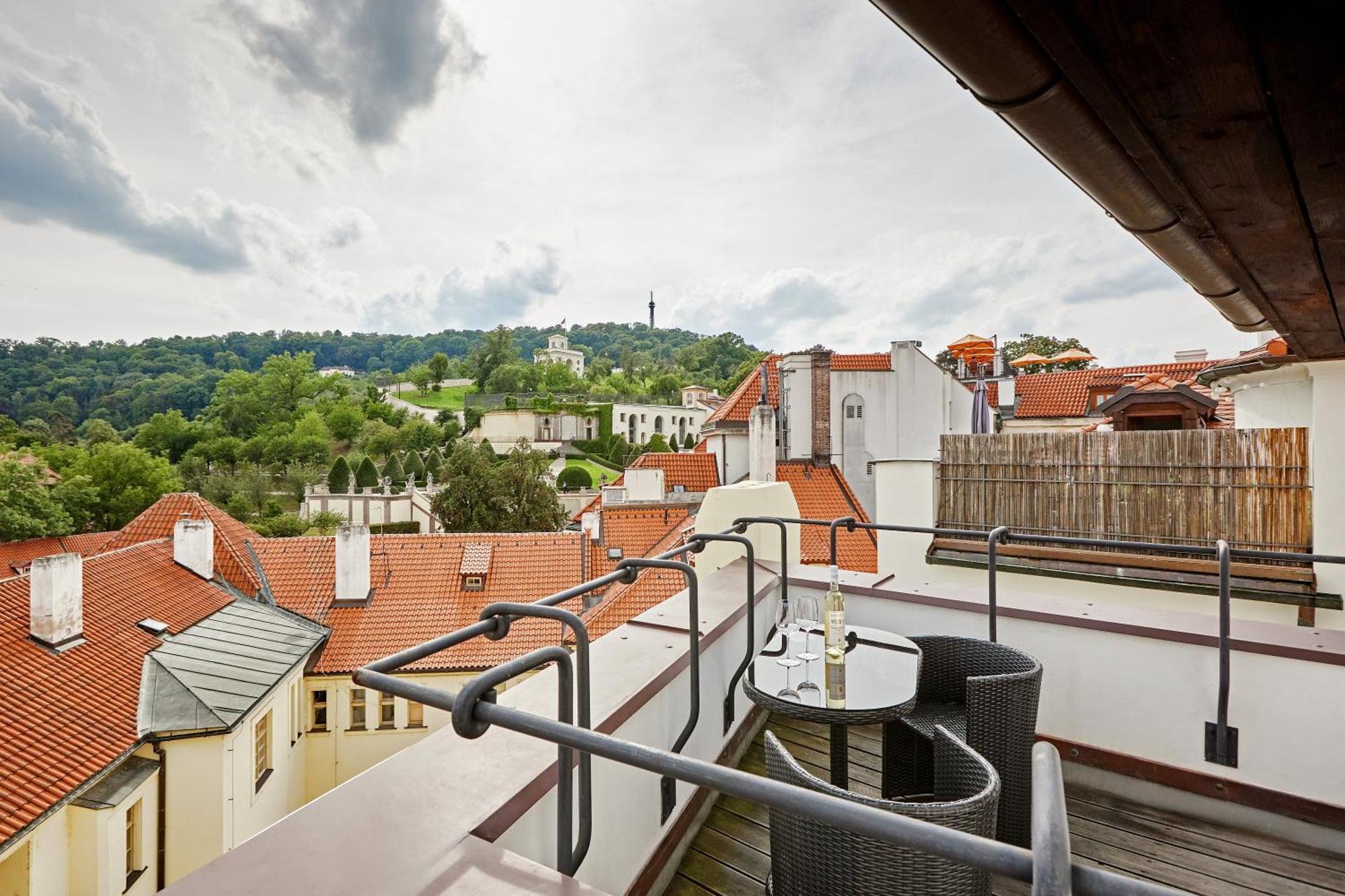 Appartamento At The Blue Lion & Parking Assistance Praga Esterno foto