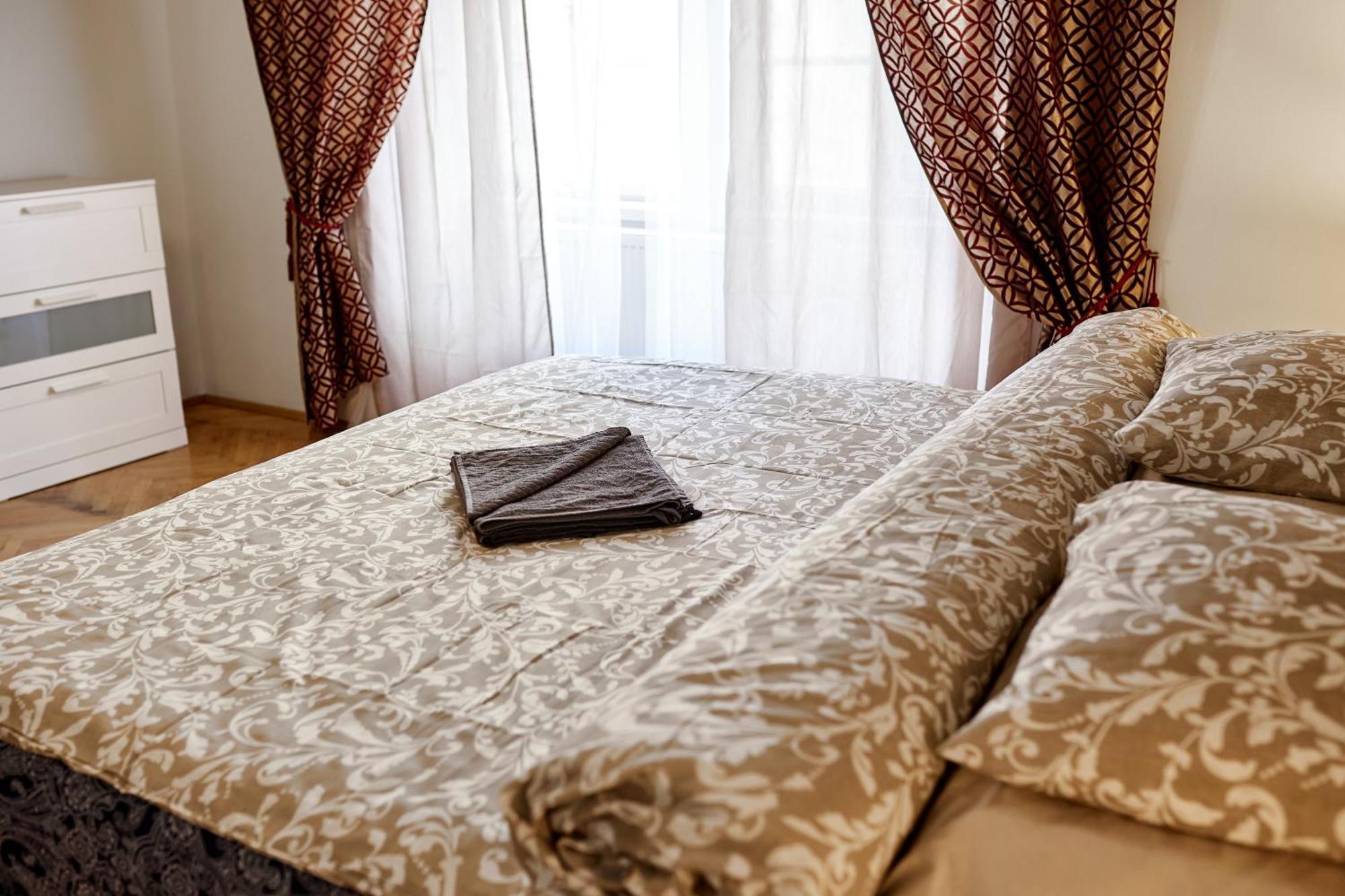 Appartamento At The Blue Lion & Parking Assistance Praga Esterno foto