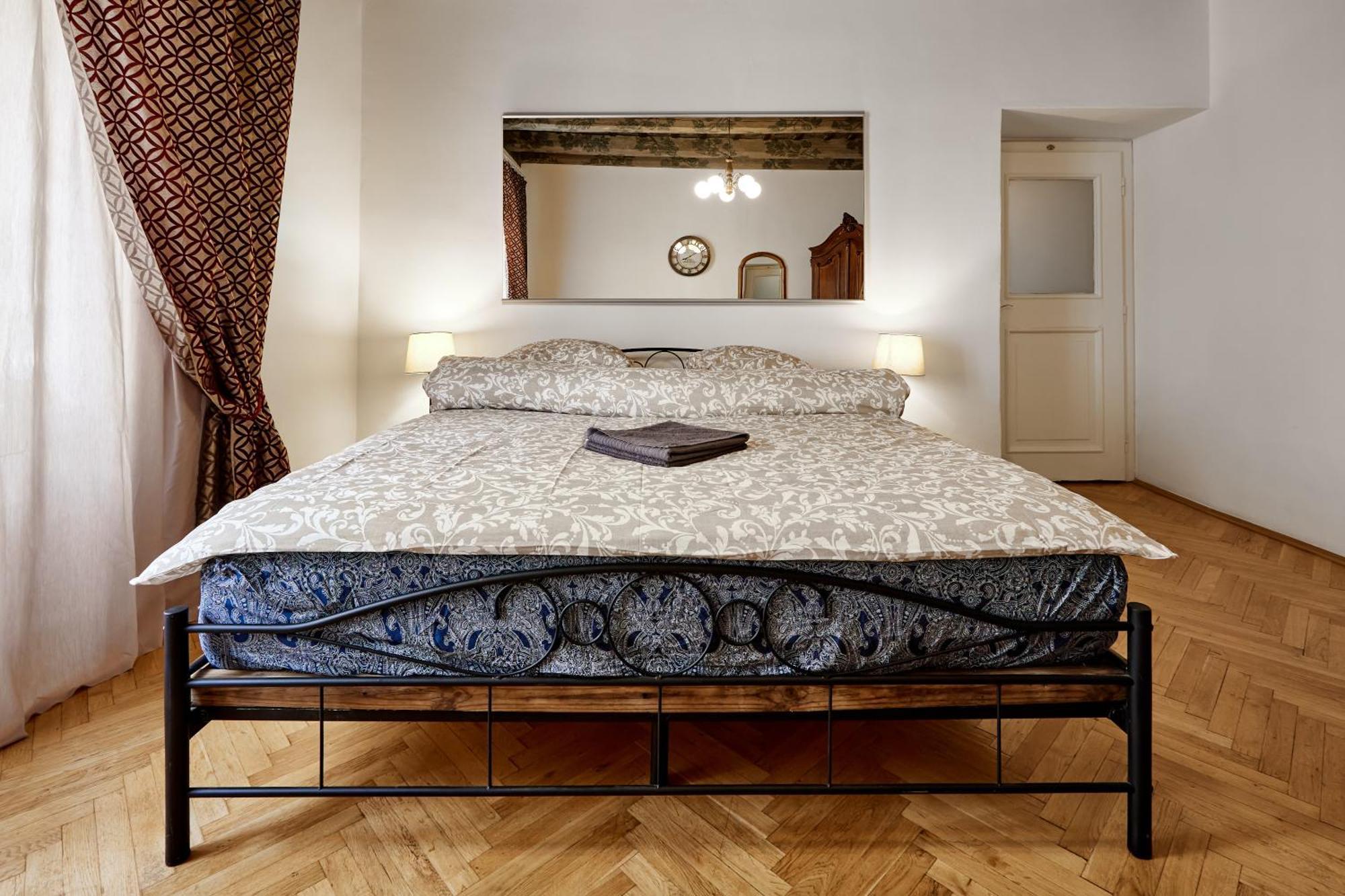 Appartamento At The Blue Lion & Parking Assistance Praga Esterno foto