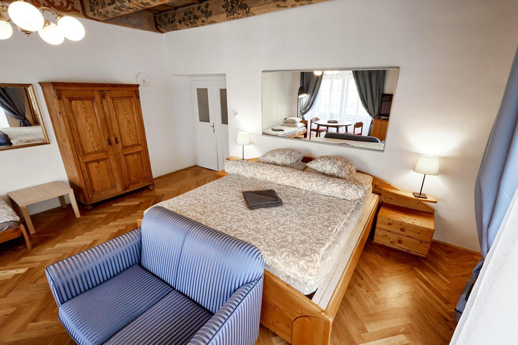 Appartamento At The Blue Lion & Parking Assistance Praga Esterno foto