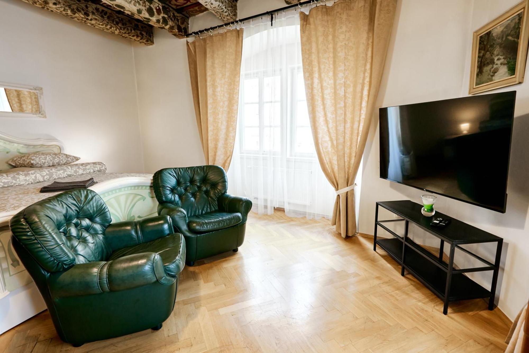 Appartamento At The Blue Lion & Parking Assistance Praga Esterno foto