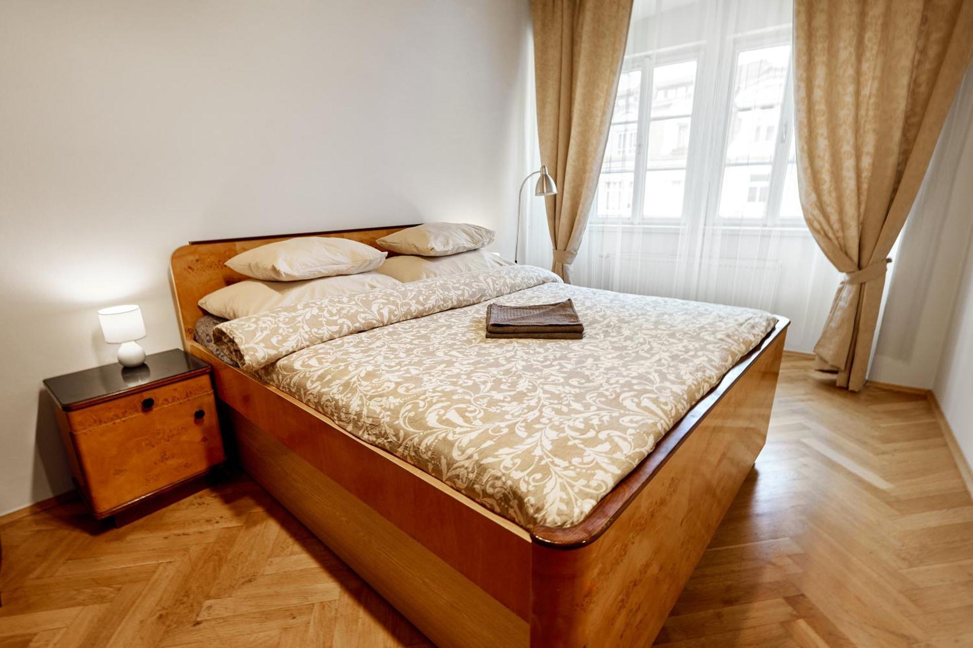 Appartamento At The Blue Lion & Parking Assistance Praga Esterno foto