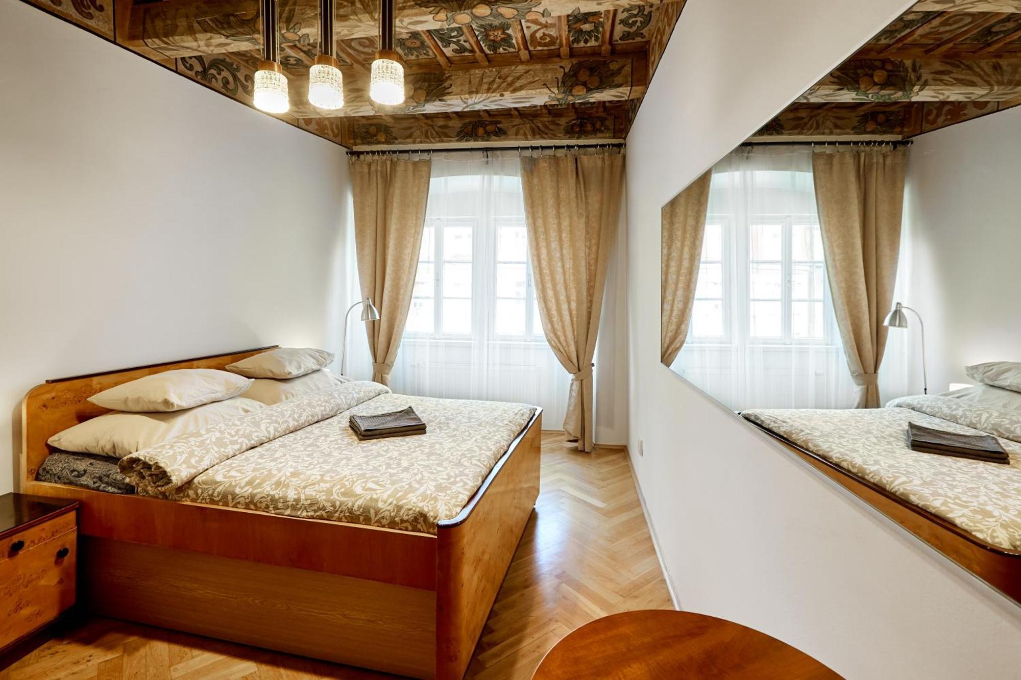Appartamento At The Blue Lion & Parking Assistance Praga Esterno foto
