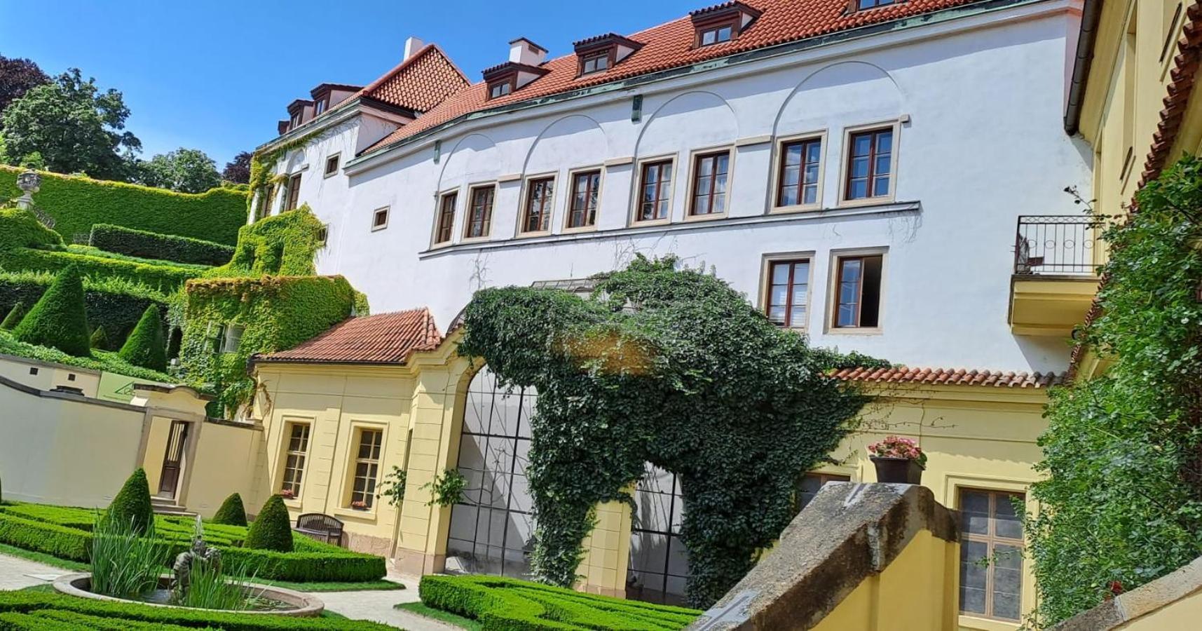 Appartamento At The Blue Lion & Parking Assistance Praga Esterno foto