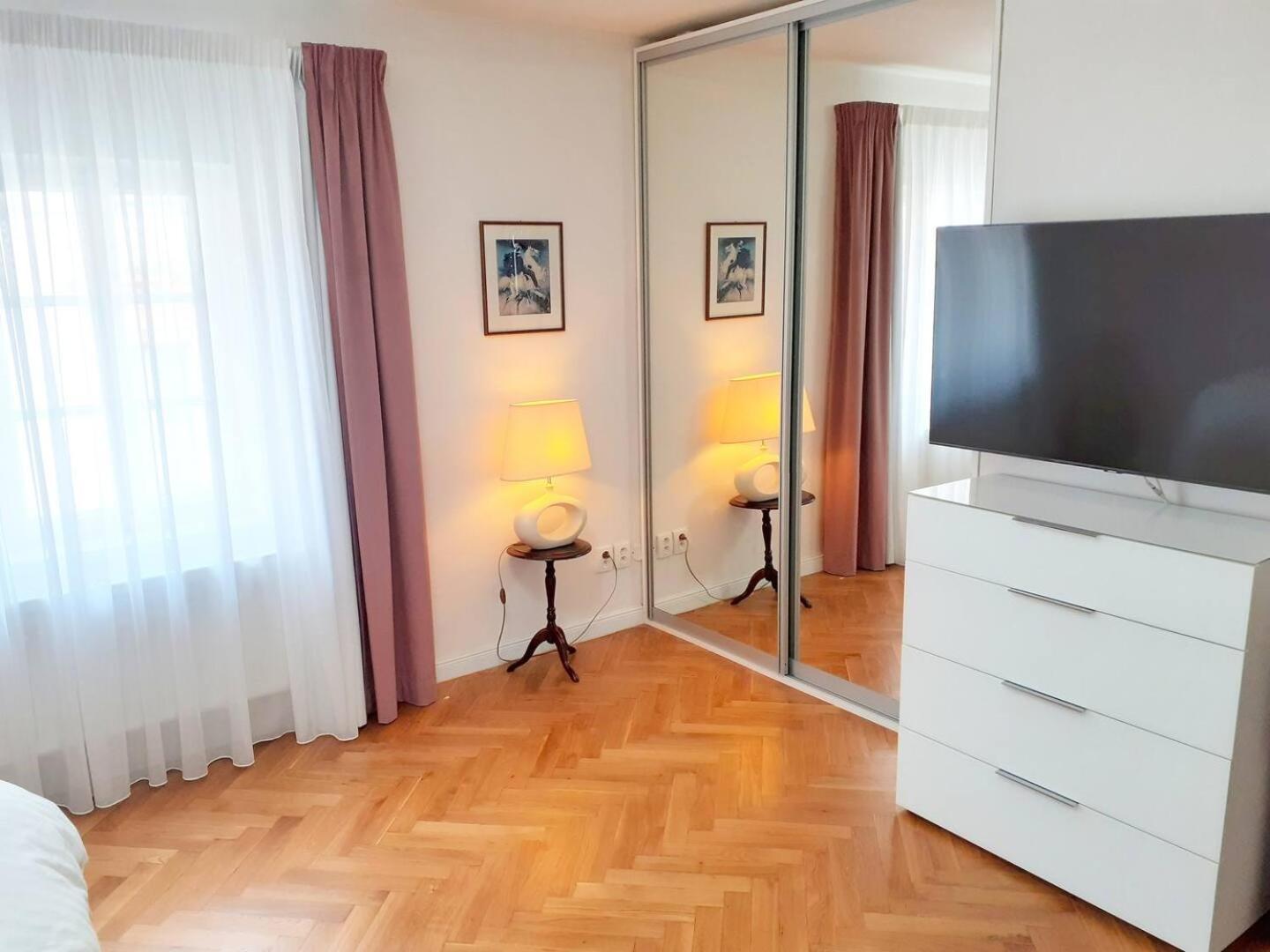 Appartamento At The Blue Lion & Parking Assistance Praga Esterno foto