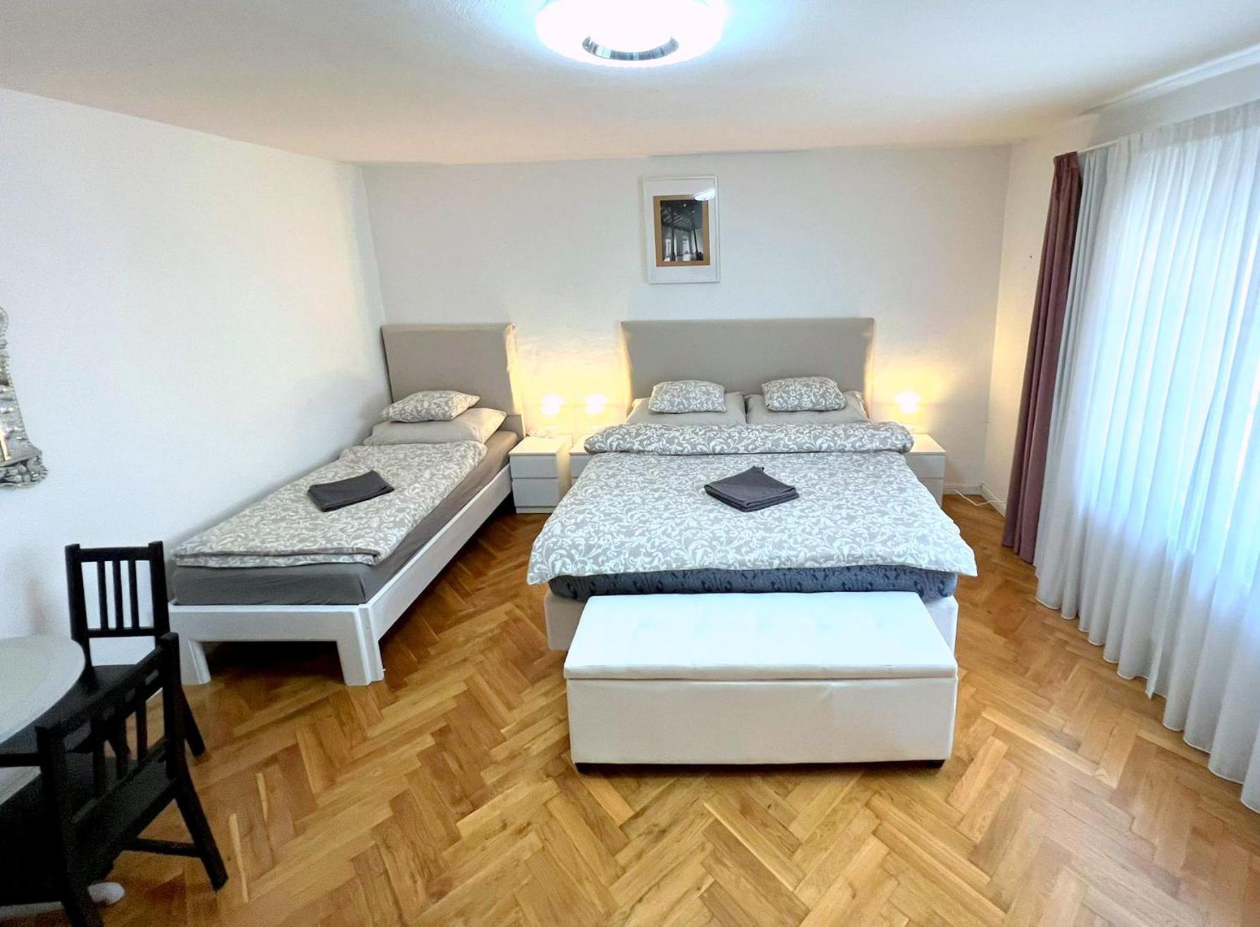 Appartamento At The Blue Lion & Parking Assistance Praga Esterno foto
