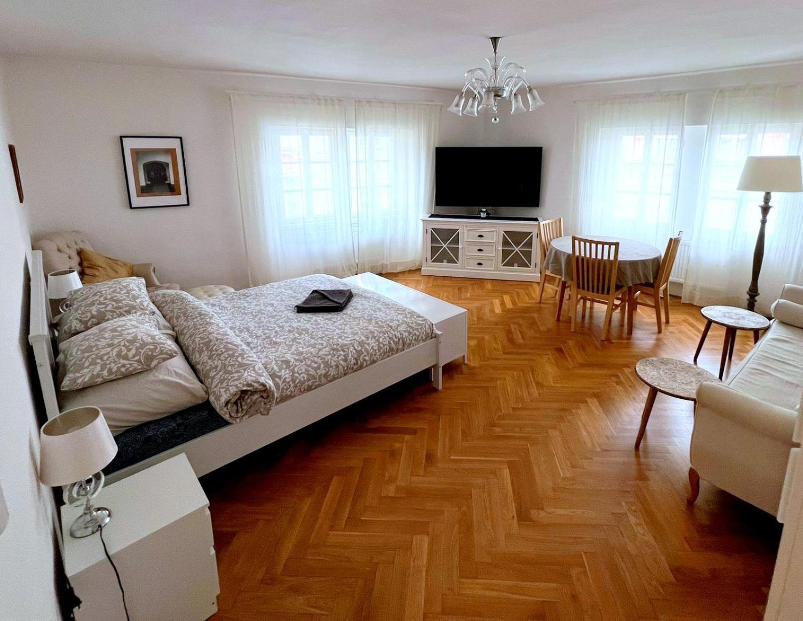 Appartamento At The Blue Lion & Parking Assistance Praga Esterno foto