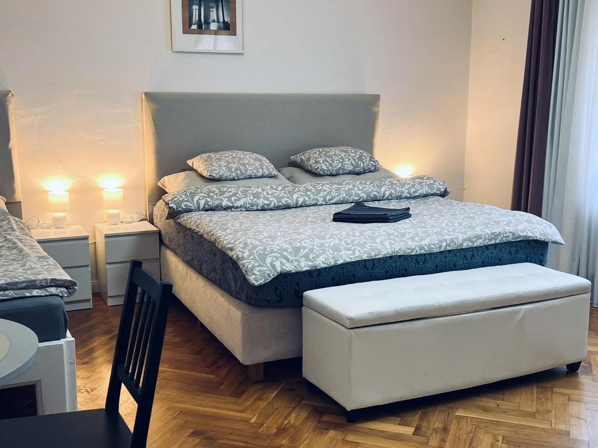 Appartamento At The Blue Lion & Parking Assistance Praga Esterno foto