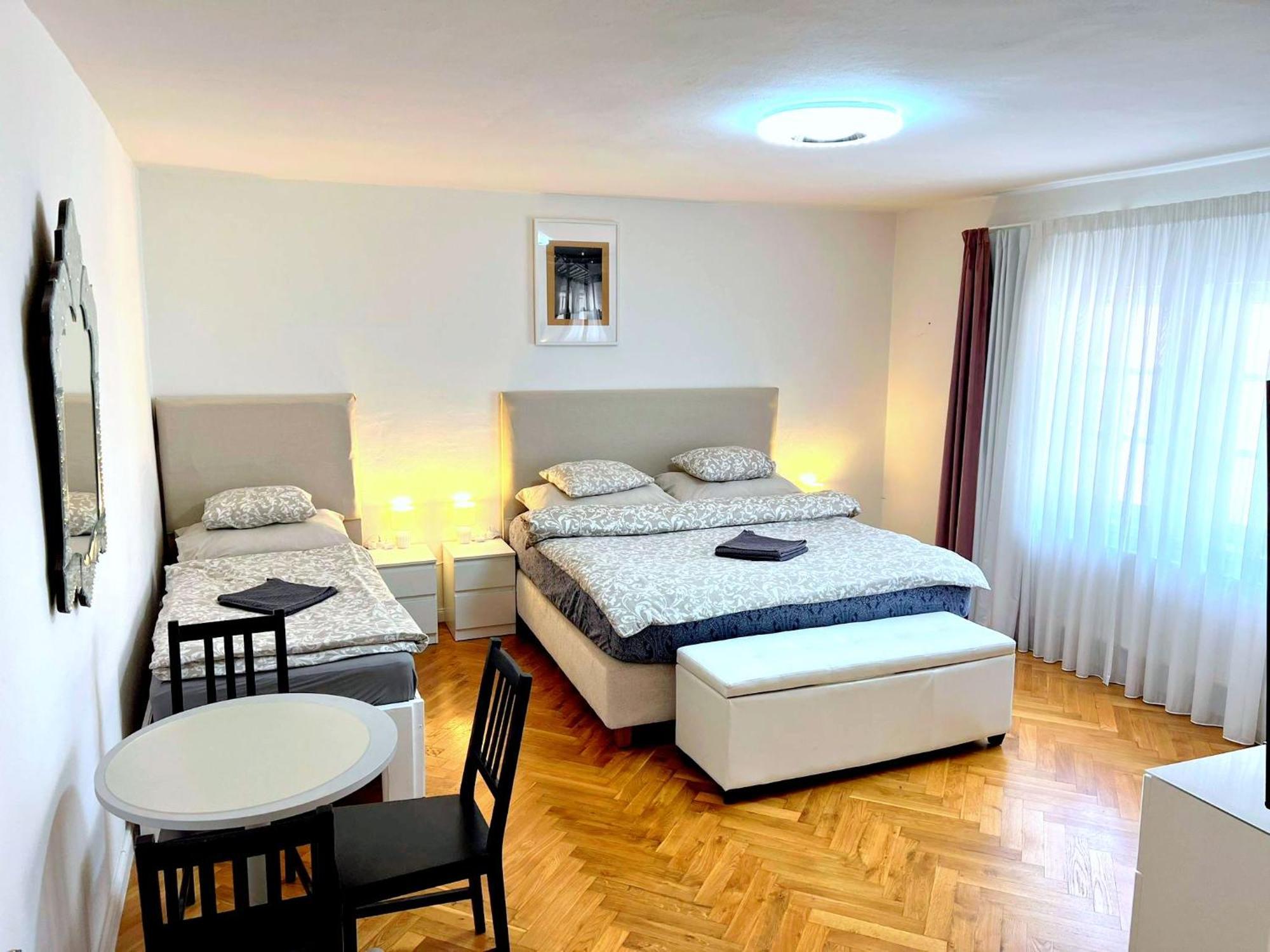 Appartamento At The Blue Lion & Parking Assistance Praga Esterno foto
