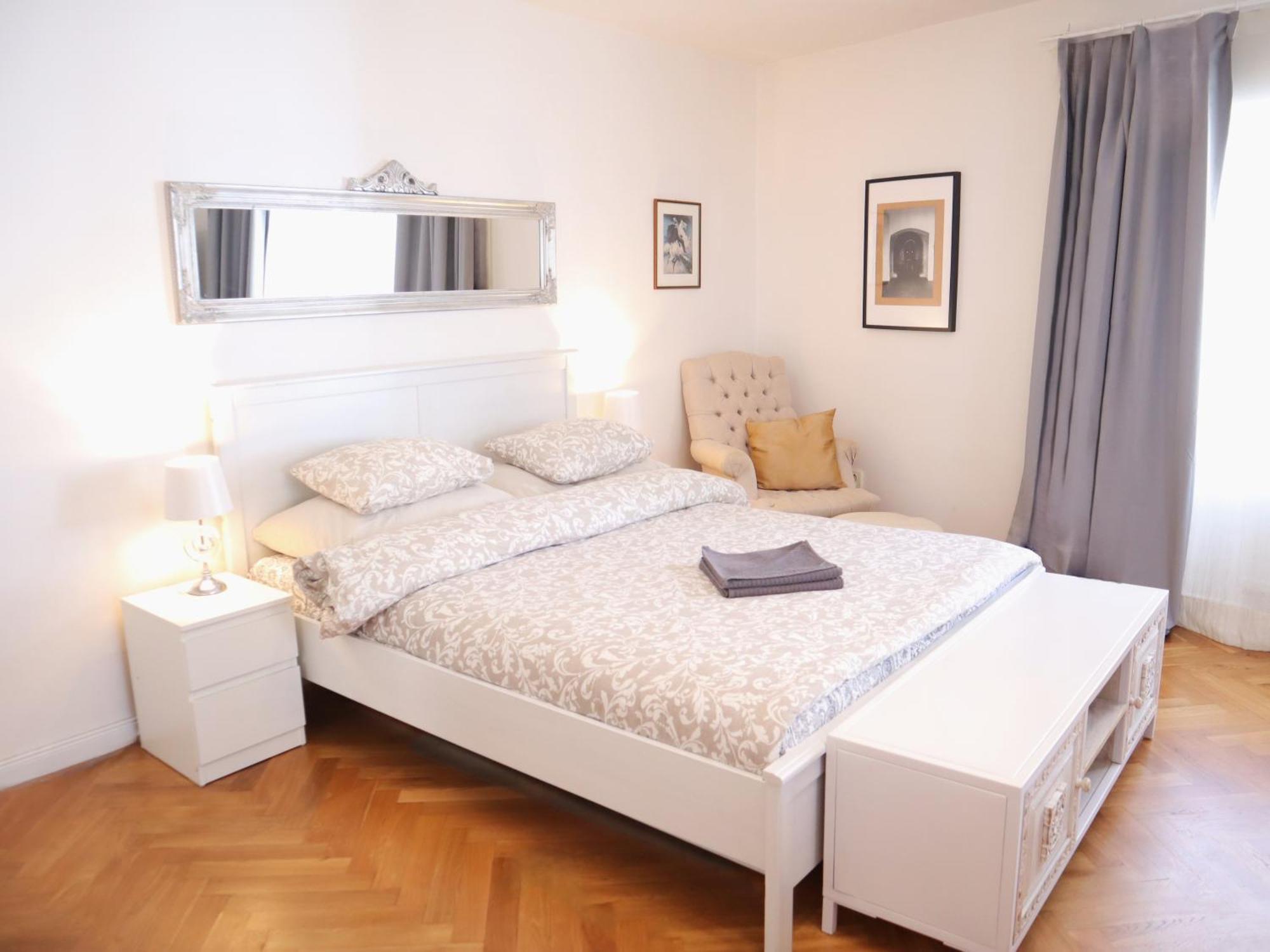 Appartamento At The Blue Lion & Parking Assistance Praga Esterno foto